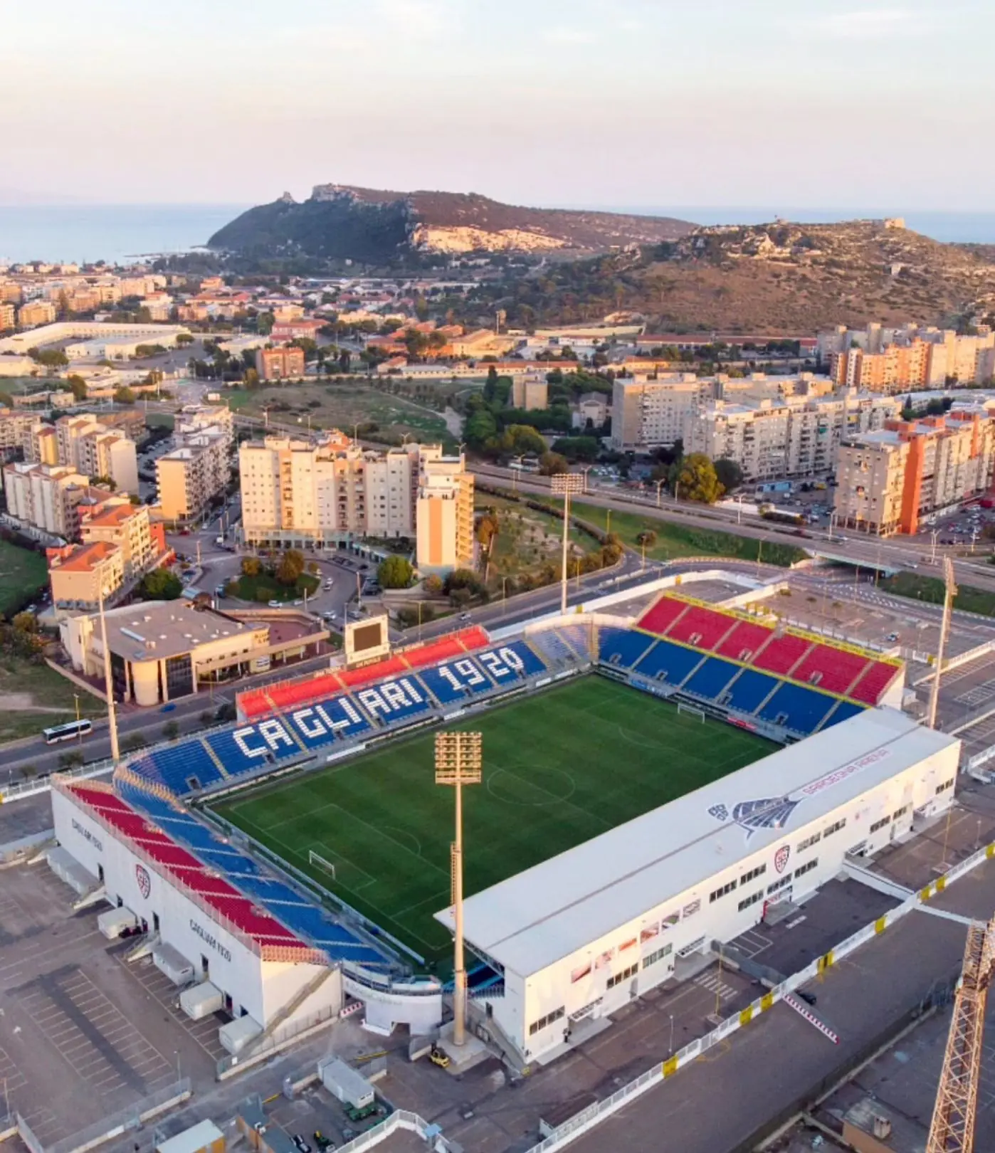 Sân nhà của câu lạc bộ Cagliari Calcio là sân vận động Unipol Domus