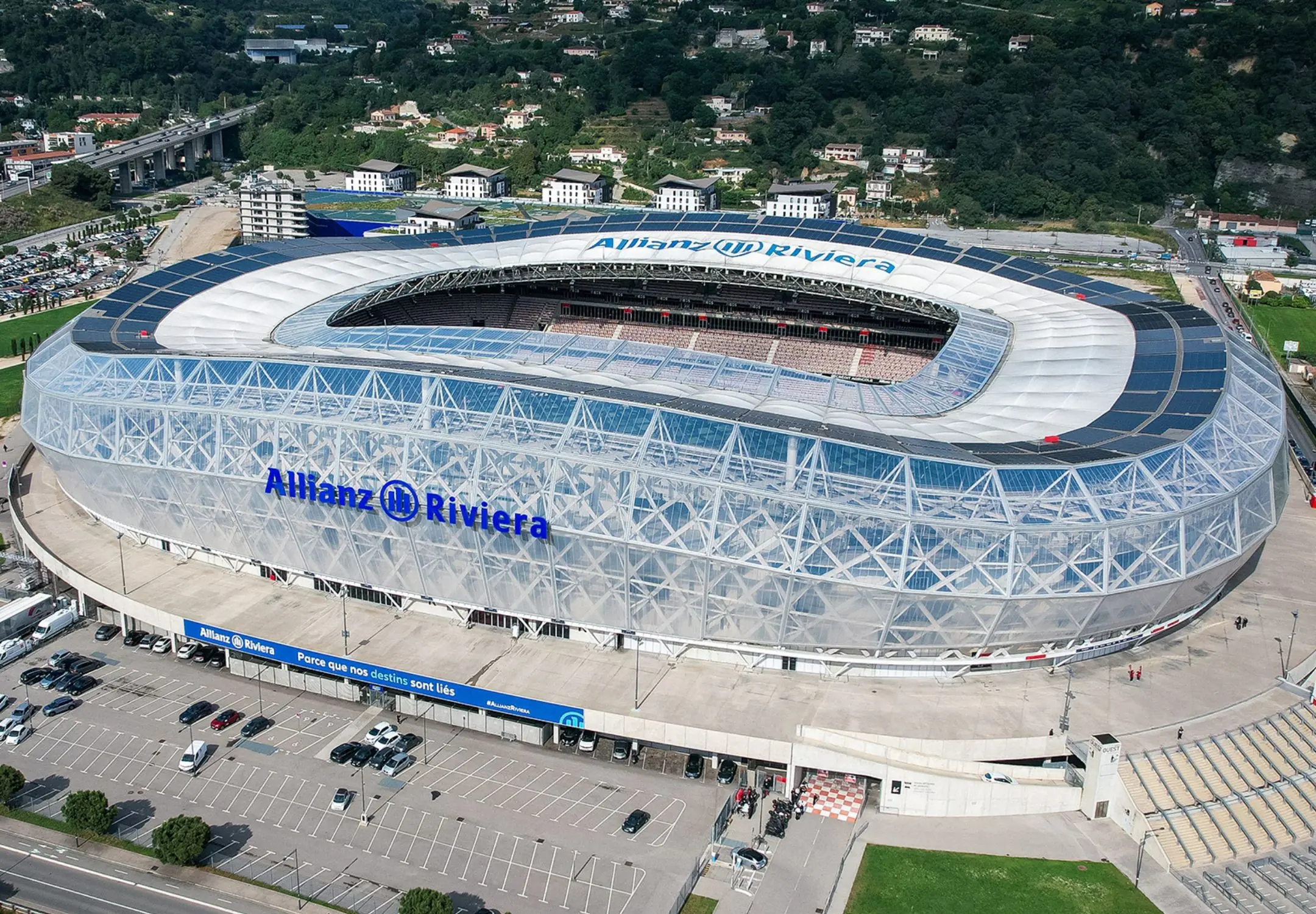 OGC Nice: Từ hào quang Ligue 1 đến cuộc tái thiết 2026 4 Sân nhà của câu lạc bộ OGC Nice là sân vận động Allianz Riviera