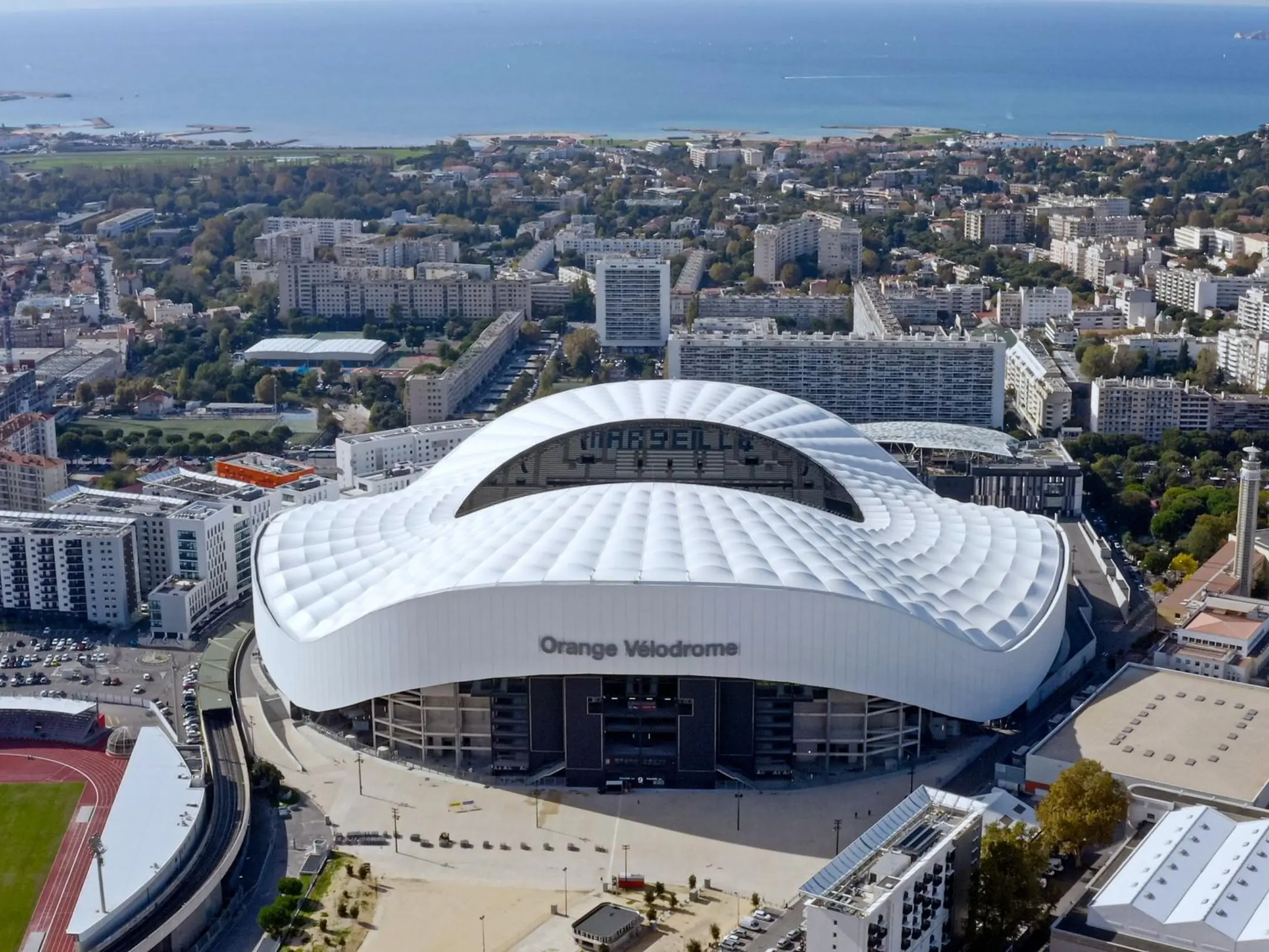 Olympique de Marseille: Đêm huyền diệu tại Vélodrome và biểu tượng của thành phố cảng 4 Sân nhà của câu lạc bộ Olympique de Marseille là sân vận động CEPAC Vélodrome