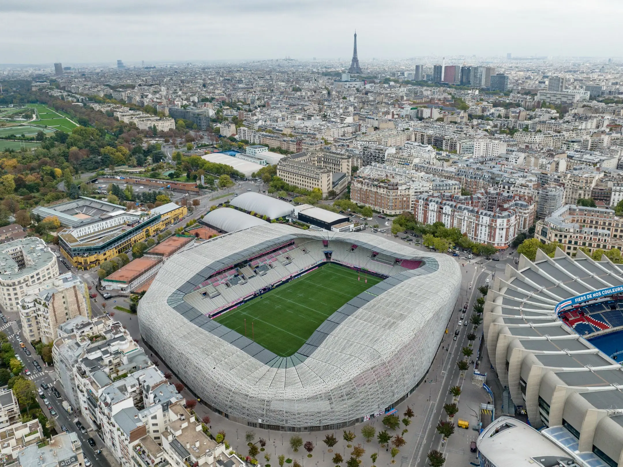 Paris FC: phía sau những ánh đèn rực rỡ của tháp Eiffel 4 Sân nhà của câu lạc bộ Paris FC là sân vận động Stade Jean-Bouin