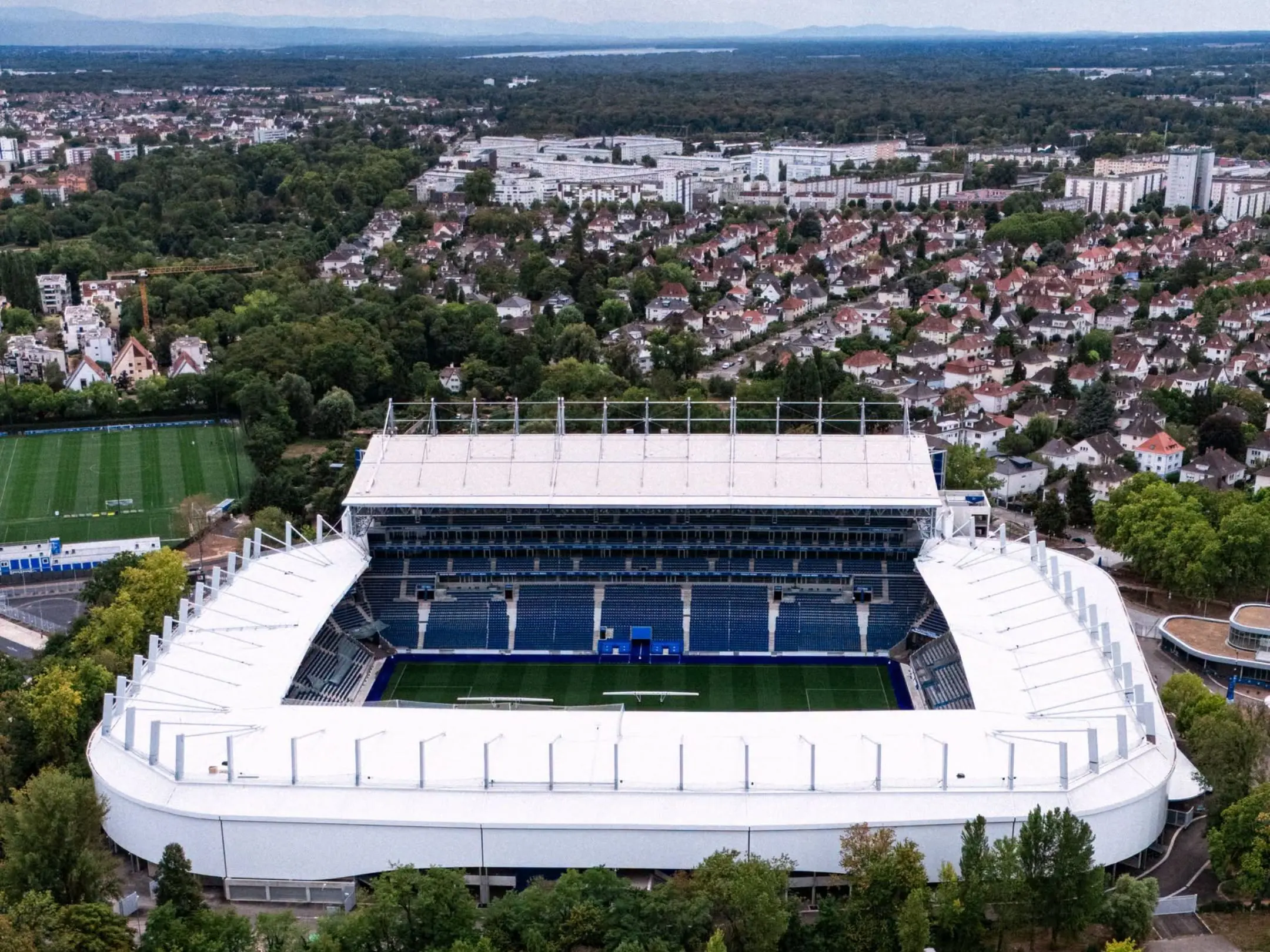 Sân nhà của câu lạc bộ RC Strasbourg Alsace là sân vận động Stade de la Meinau