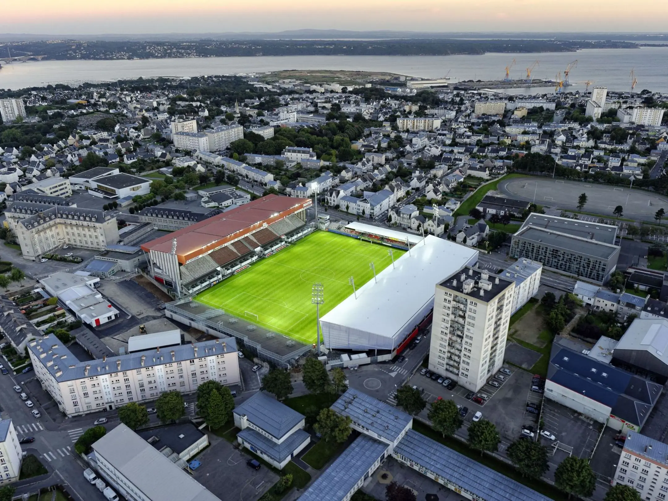 Sân nhà của câu lạc bộ Stade Brestois 29 là sân vận động Stade Francis-Le Blé