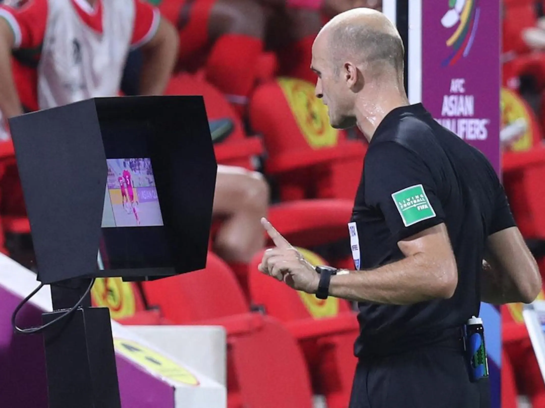 VAR có thể sửa thẻ đỏ từ thẻ vàng thứ hai bị nhận định sai hay không? 3 VAR hỗ trợ, trọng tài chính vẫn quyết định