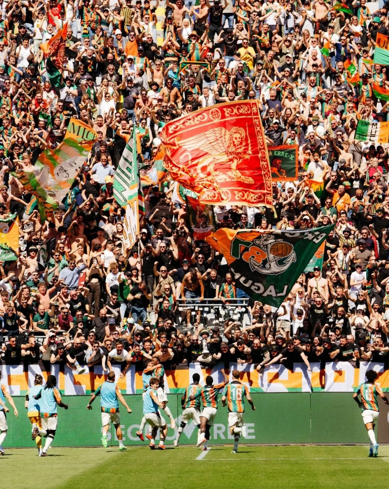 Venezia FC: Đội bóng sống giữa thành phố trên mặt nước 4 Phong cách cổ vũ cuồng nhiệt của cổ động viên Venezia FC