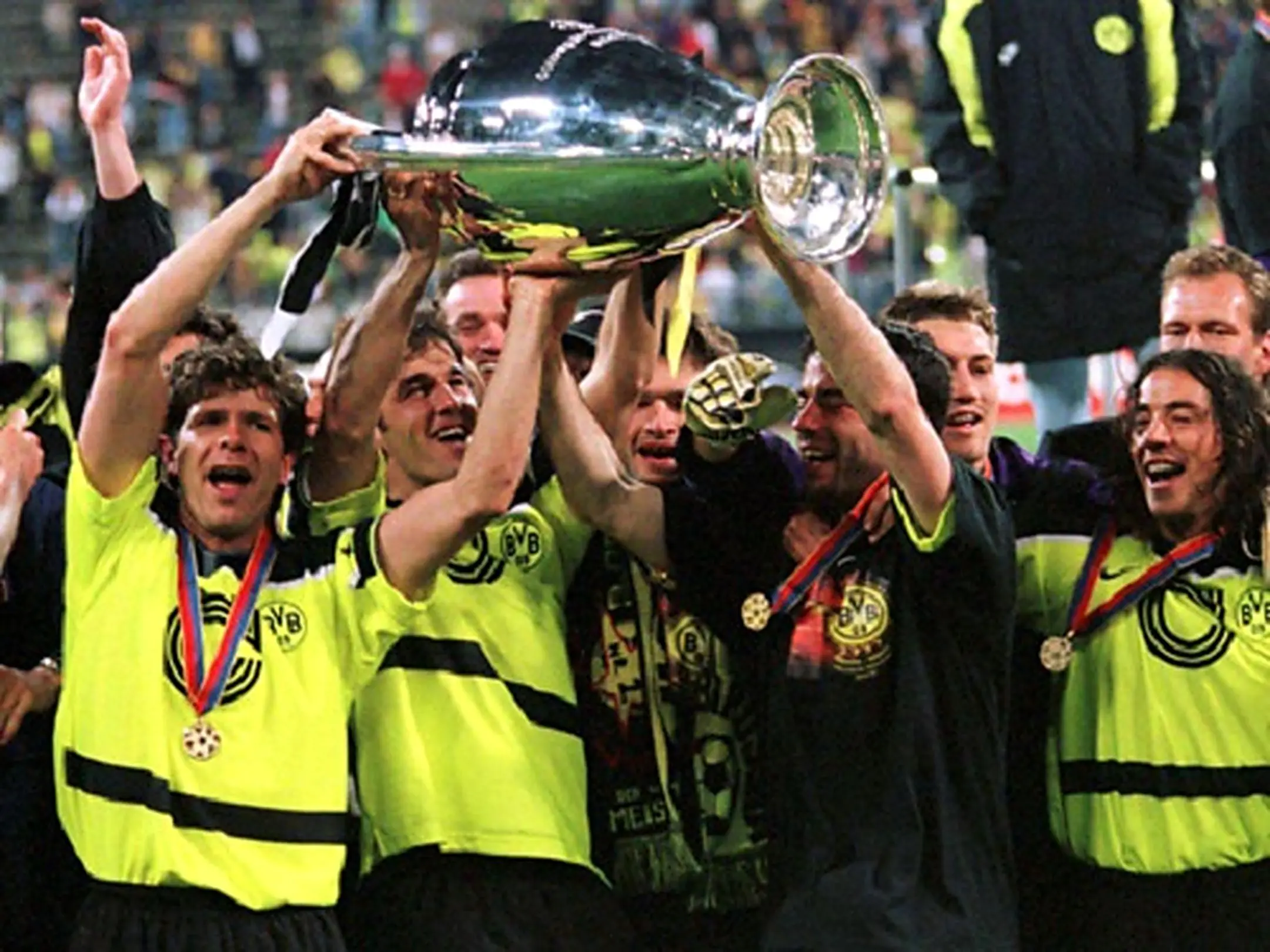 Borussia Dortmund: Đội bóng không chỉ thắng bằng 11 cầu thủ 3 Dortmund vô địch cúp C1 năm 1997