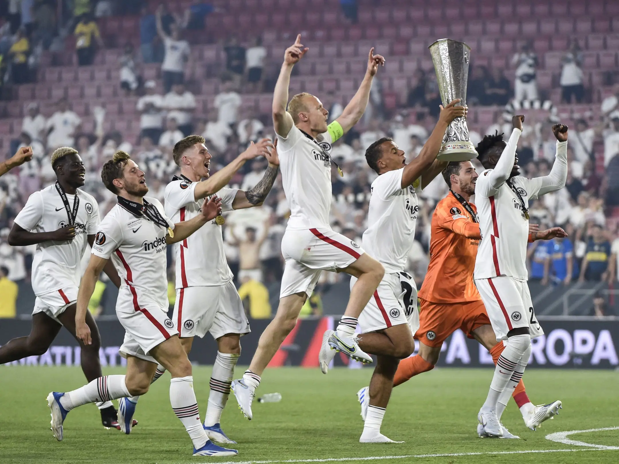 Eintracht Frankfurt: Từ đêm Sevilla huyền thoại đến bài toán tái tạo một đội bóng lớn 2 Frankfurt vô địch Europa League năm 2022