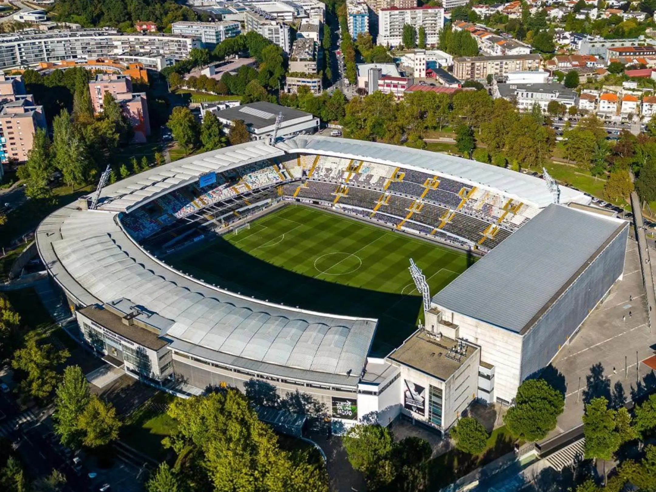 Câu lạc bộ Vitória de Guimarães: Khi một đội bóng trở thành tiếng nói của cả một thành phố 2 Sân vận động D. Afonso Henriques