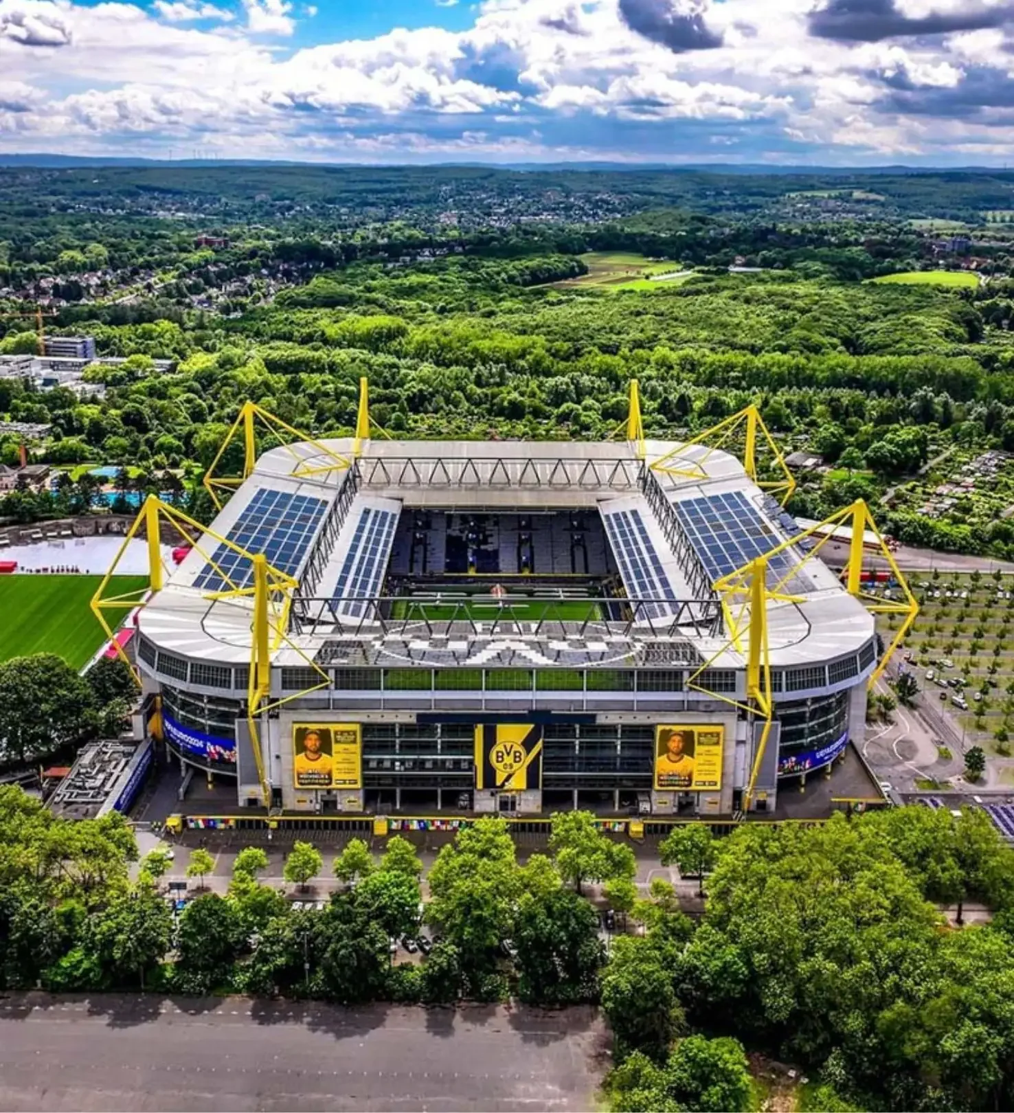 Borussia Dortmund: Đội bóng không chỉ thắng bằng 11 cầu thủ 2 Sân vận động Signal Iduna Park