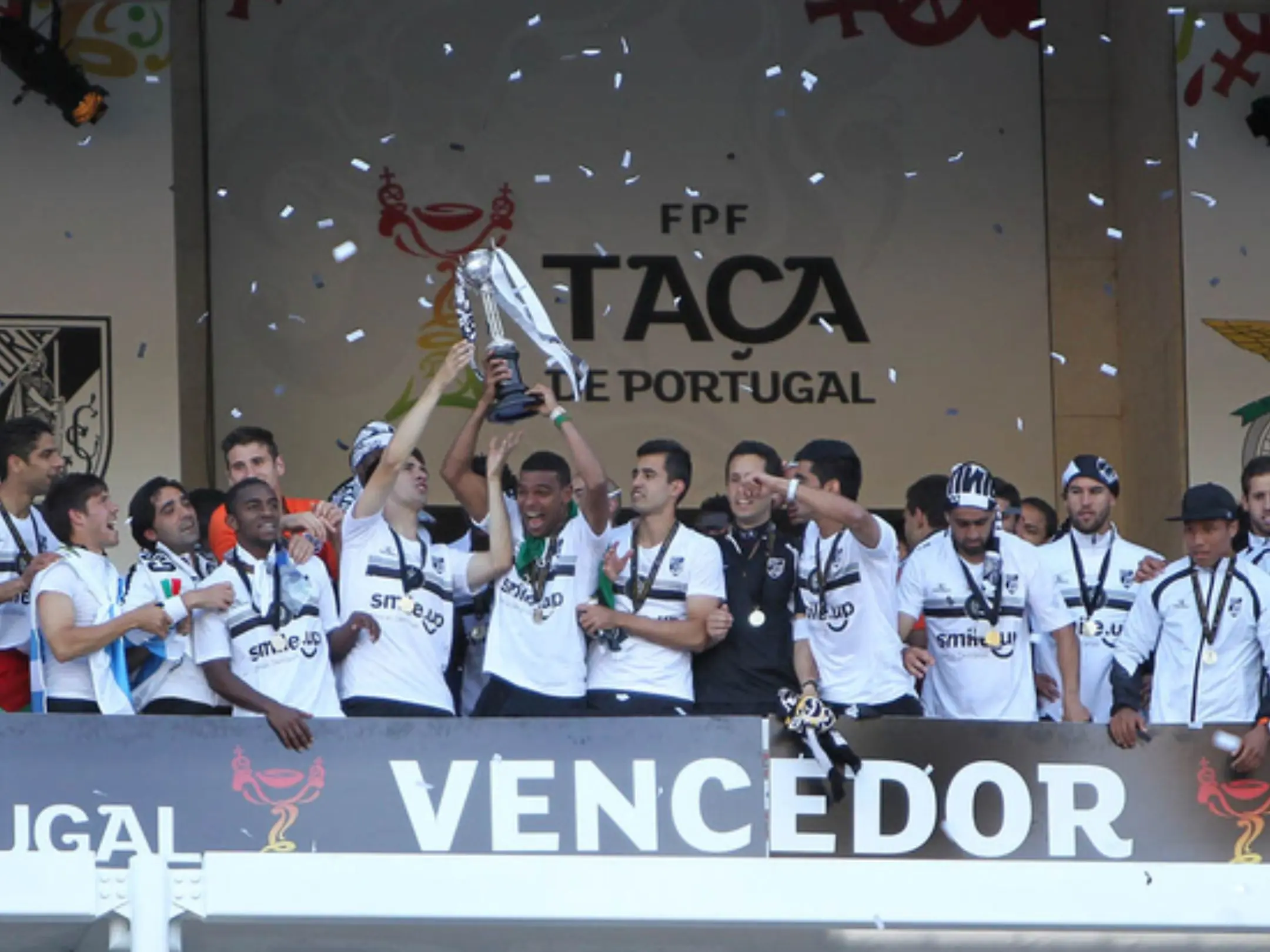 Câu lạc bộ Vitória de Guimarães: Khi một đội bóng trở thành tiếng nói của cả một thành phố 4 Vitória de Guimarães vô địch Taça de Portugal vào năm 2013